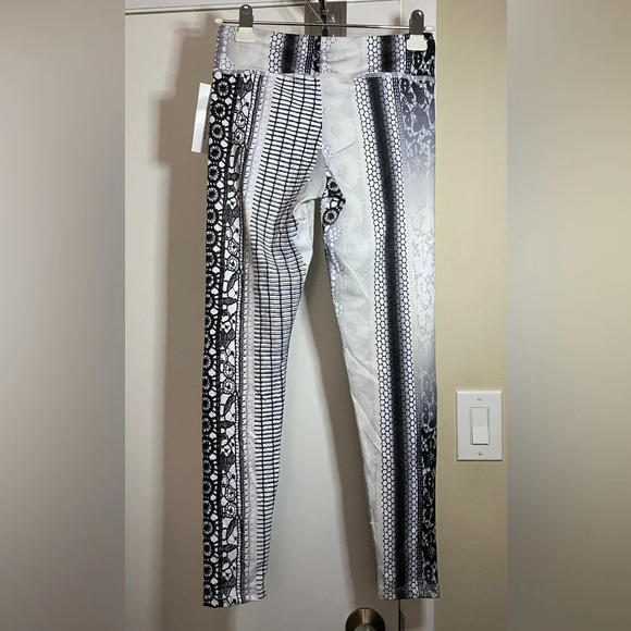 NWT Spiritual Gangster Lace & Snake Print in Black & White Leggings Size XS/S - Picture 2 of 7